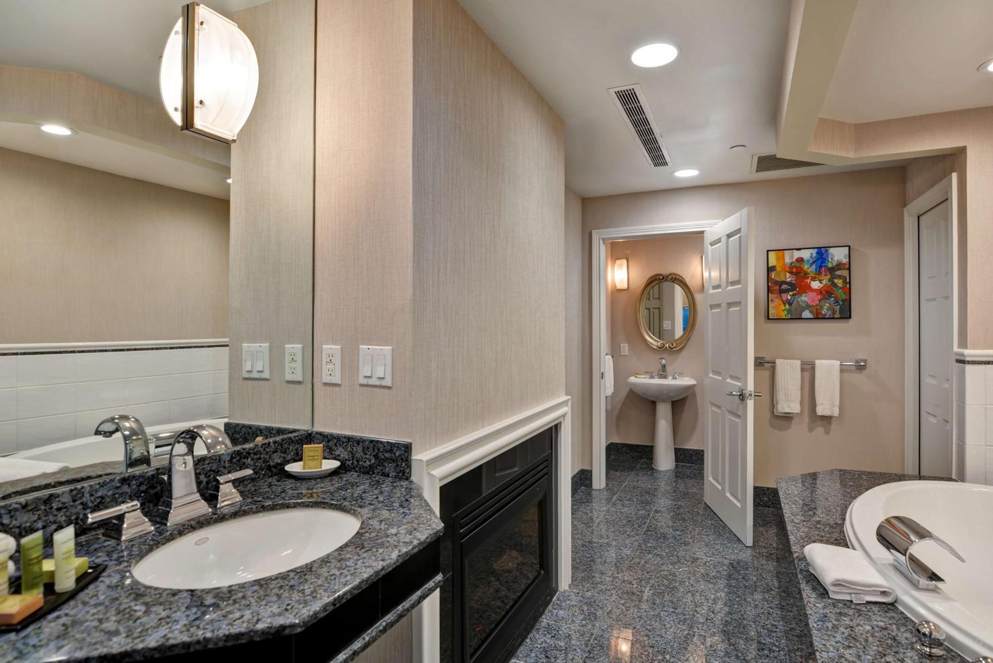 Hotel The Cincinnatian Curio Collection By Hilton 4*